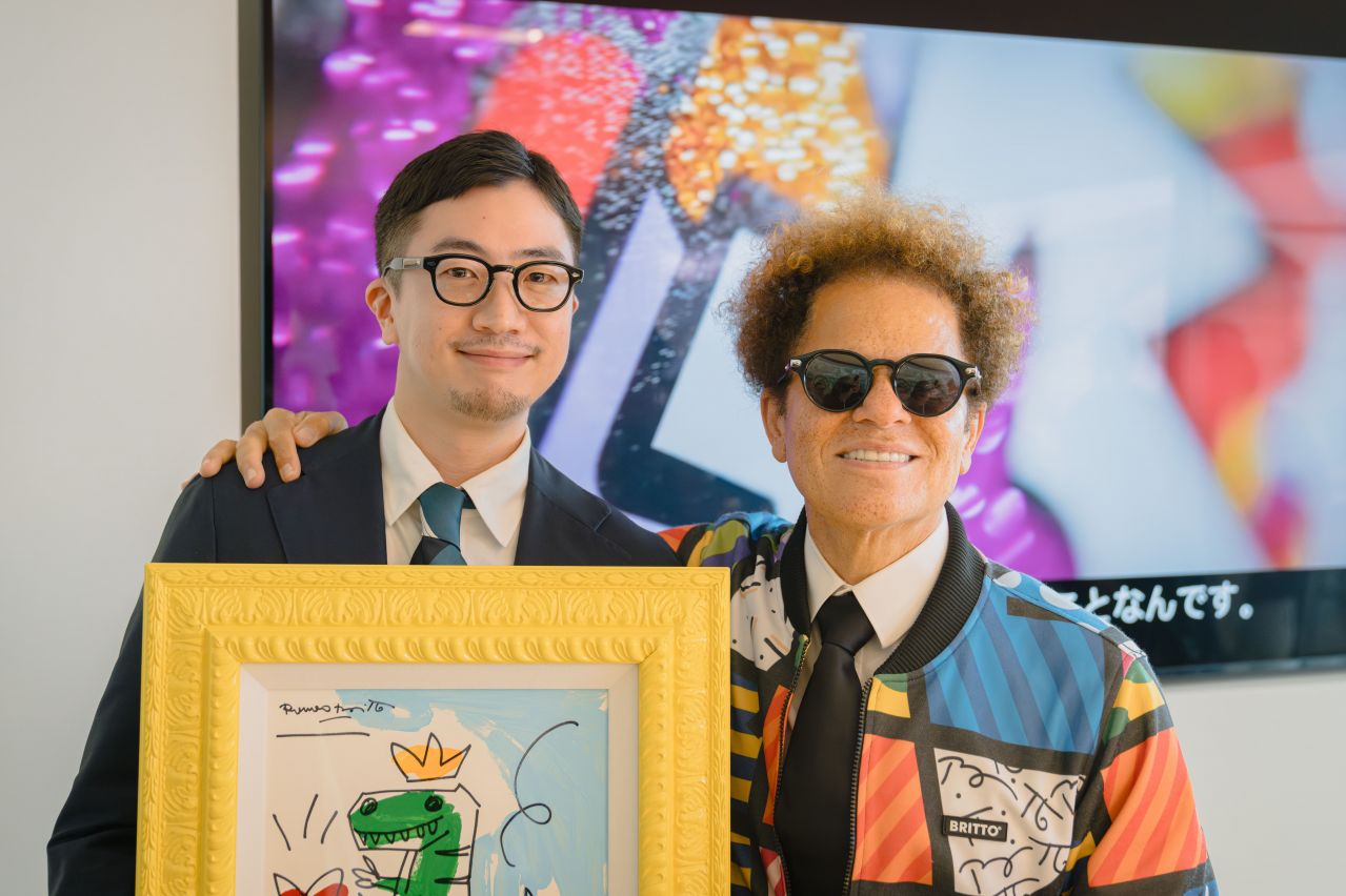 1本100万円。世界的なポップアーティスト ロメロ・ブリット氏と日本酒ブランド「SAKE HUNDRED」がコラボレーションを発表